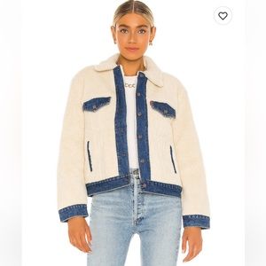 LEVI’S- Like new- Sherpa trucker jacket